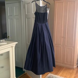 Monique Lhuillier evening gown , size 6 navy blue in good condition